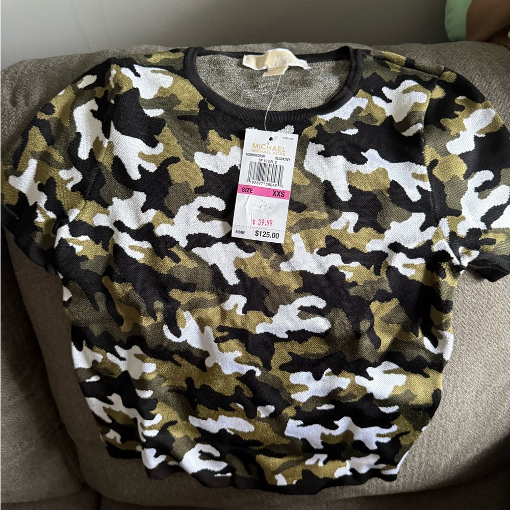 💥 Michael Kors Camouflage Knit Cropped Tee in Green, Black, and White 💥